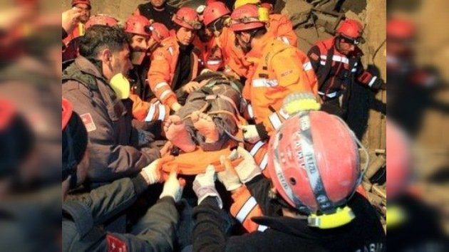 Un sismo en Turquía deja decenas de personas atrapadas entre escombros