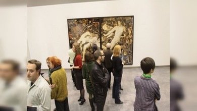 Artistas revuelven en la basura para crear obras de arte