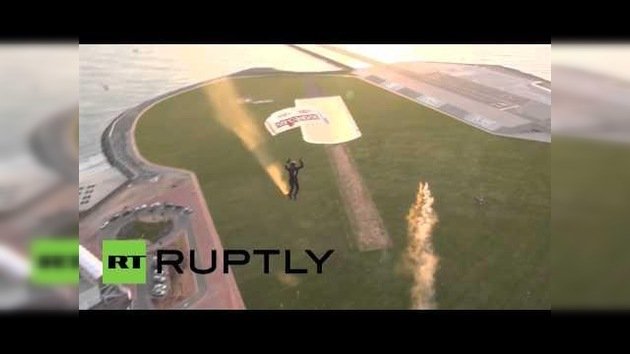 Un venezolano consigue un récord mundial en Dubái usando un pequeño paracaídas