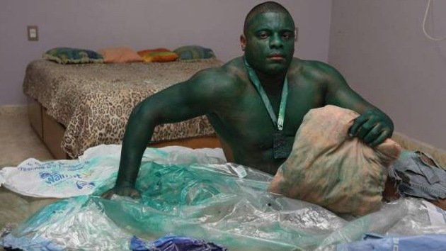 Un maquillaje resistente convierte a un brasileño en el increíble Hulk