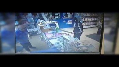 Lucha desigual: Víctima se defiende de un machete con un palo