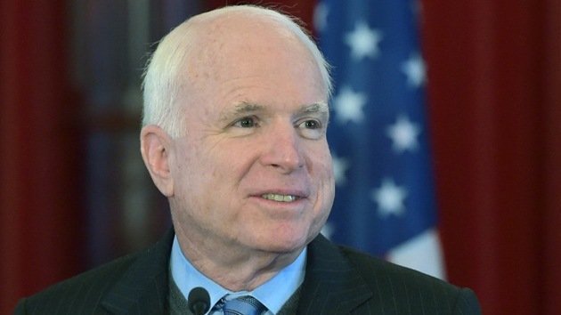 John McCain: El anuncio de la Unión Europea de sanciones contra Rusia es una broma