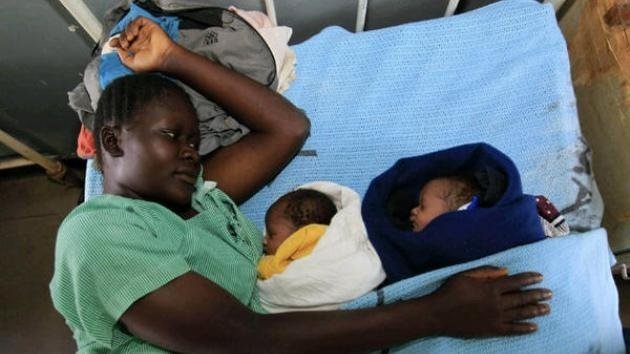 Una mujer keniata da a luz a 'Obama' y a 'Romney'