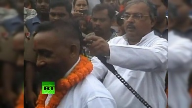 India: Un hombre establece un récord mundial al usar su pelo para mover un tren