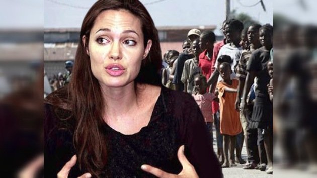 Angelina Jolie con las víctimas de Haití