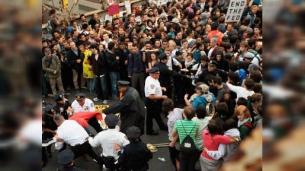 'El pueblo unido jamás será vencido': las marchas indignadas invaden Wall Street