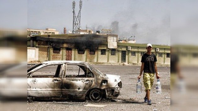 Los ciudadanos de Trípoli sueltan la mano de Gaddafi