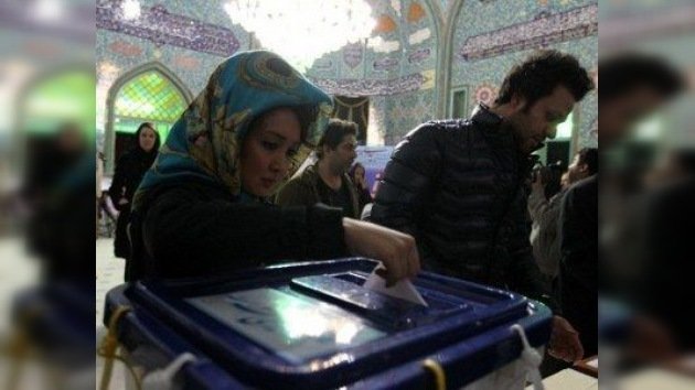 Irán acude a las urnas: dos partidos conservadores pugnan por controlar el Parlamento