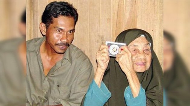 Una mujer malaya de 108 años se reúne con su marido de 38
