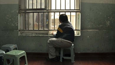 Una pareja encerraba a sus hijos autistas en el sótano por la noche