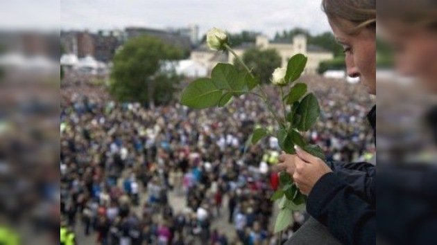 Miles de noruegos se congregan en una marcha para mostrar su duelo