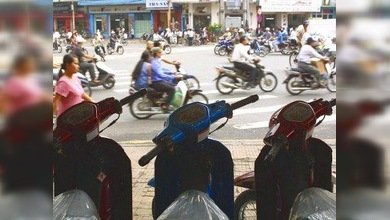 Motoristas ilegales son 'pescados' por la policía en Vietnam