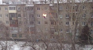 No intente esto en casa: Se prende fuego y se lanza a la nieve desde un 5.º piso