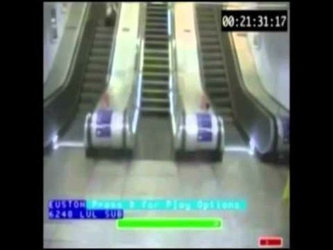 Atención: los tacones altos juegan malas pasadas en las escaleras mecánicas