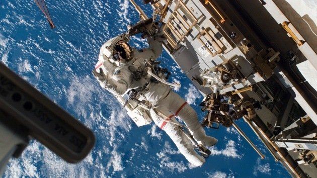 Los astronautas salen al espacio exterior para reparar la EEI
