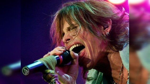 El cantante de Aerosmith se deja los dientes en Asunción antes de su concierto