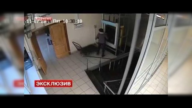 Rusia: Elevador de carga aplasta la cabeza de una mujer distraída