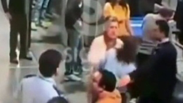 Video: Embajadora egipcia abofetea a una policía de aeropuerto que la hizo descalzarse