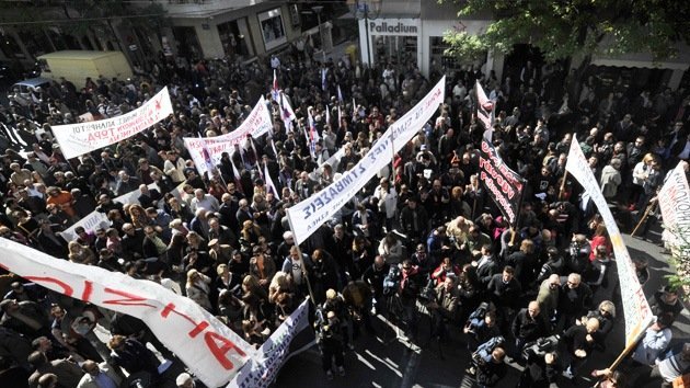 Al borde de un estallido social: Grecia se juega su propia democracia