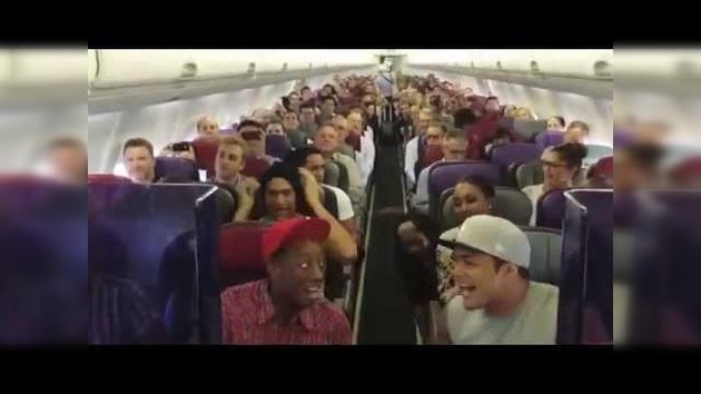 Vuelo ‘todo incluido’: flash mob de un musical en un avión