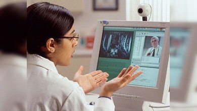 Internet jubila al estetoscopio: "abra la boca, encienda su webcam y diga 'aaah...'"