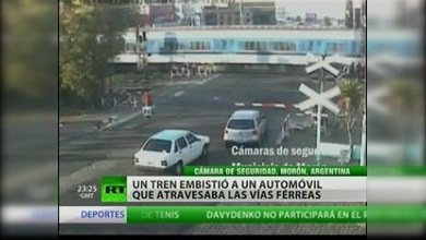 Un tren embiste a un coche que invadió las vías férreas