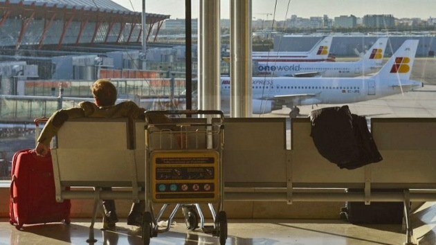 Un pasajero muere desatendido en el aeropuerto de Madrid por miedo al ébola
