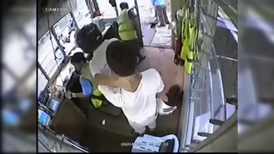 Dos hombres son atacados a machetazos por una banda de motociclistas