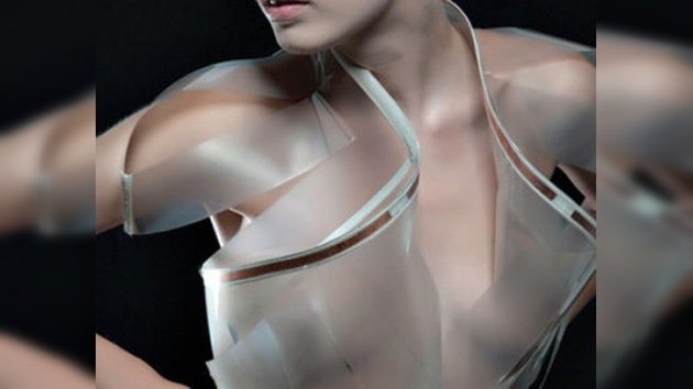 Un vestido transparente que desvela hasta las emociones de quien lo lleva