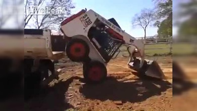 La súper-maniobra de una mini-excavadora