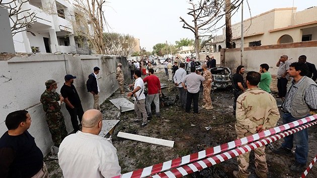 Fotos, video: Explota un coche bomba frente a la embajada de Francia en Libia