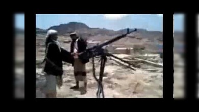 Un hombre muerde el polvo literalmente al disparar una ametralladora