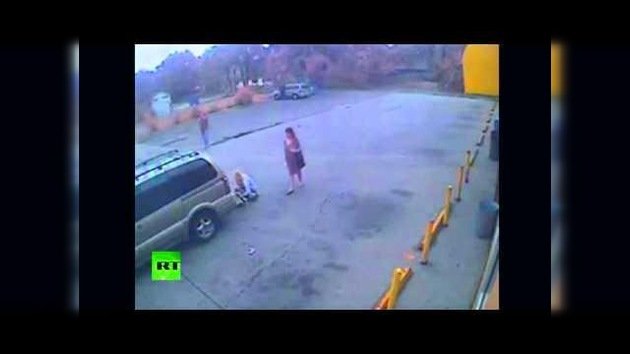 Vídeo CCTV: Un conductor atropella un carrito con un bebé dentro