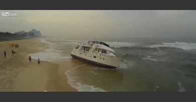 Un yate encalla en una playa de Brasil