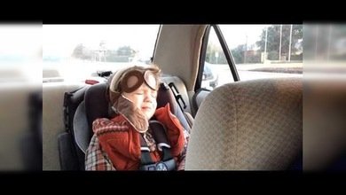 Conmovido hasta las lágrimas: la reacción de un niño que escucha una canción triste