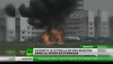 Se estrella una avioneta durante un espectáculo aéreo en Indonesia.