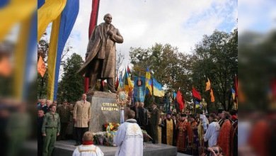 Presidente saliente de Ucrania entrega honores a ultranacionalista