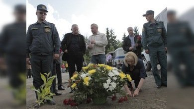 Movidos por el sentimiento de gran dolor los rusos acuden al lugar de la caída del Tu-134