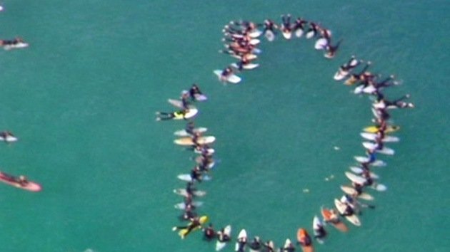 VIDEO: Surfistas forman círculos en el mar en honor a un colega víctima de un tiburón