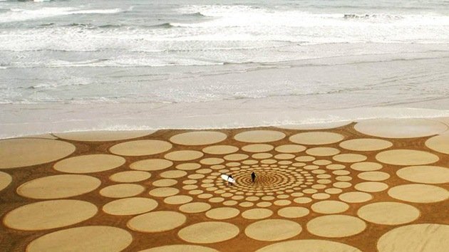 Playas como lienzos: increíbles dibujos en arena de todo el planeta