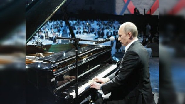 Putin canta y toca el piano en compañía de estrellas mundiales de cine