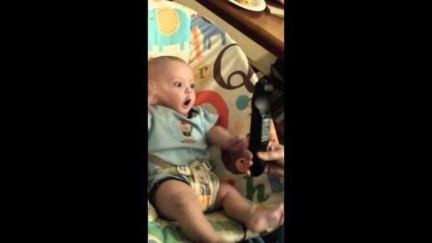 Un bebé se vuelve loco al ver un mando de televisión