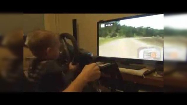 Un bebé conduce 'a lo Schumacher' en un simulador de carreras