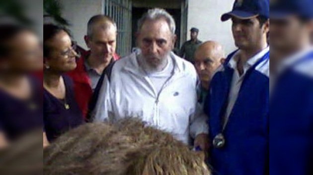 Fidel Castro aparece en público por primera vez desde 2006