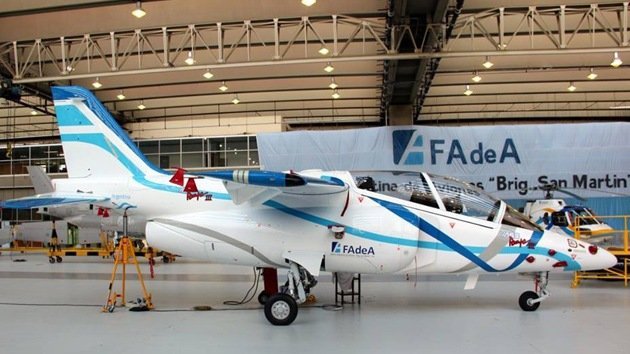 Argentina presenta el primer prototipo del avión de entrenamiento IA-63 Pampa III