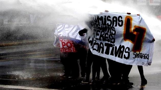 Fotos: Represión policial no puede con la indignación estudiantil en Chile