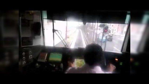México: Un maquinista del metro juega con una tableta mientras conduce