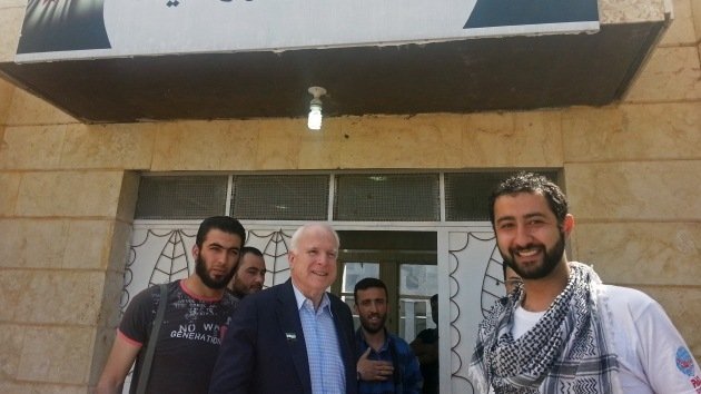 Foto polémica: ¿Contactó John McCain con el Estado Islámico?