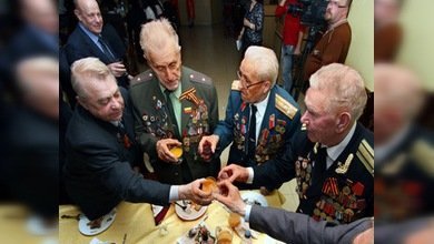 Reciben en Moscú a los veteranos extranjeros