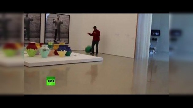 Video: Rompen un jarrón de Ai Weiwei valorado en un millón de dólares